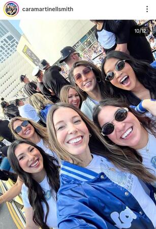 奥さま会も歓喜の笑顔。カラ夫人のインスタグラム＠ｃａｒａｍａｒｔｉｎｅｌｌｓｍｉｔｈより