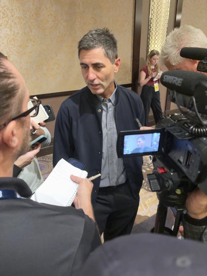 　取材に応じるパドレスのプレラーＧＭ＝11日、米ラスベガス（共同）