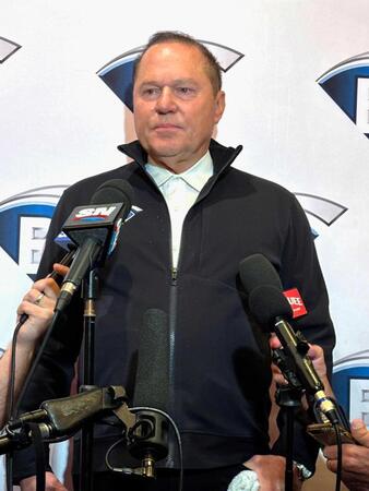 　取材に応じる今井の代理人ボラス氏（共同）