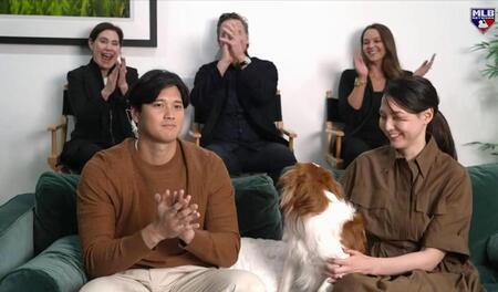 　米大リーグ、ナショナル・リーグのＭＶＰに満票で選ばれ、ＭＬＢネットワークの番組で喜ぶドジャースの大谷翔平。右は妻真美子さん