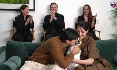 　米大リーグ、ナショナル・リーグのＭＶＰに満票で選ばれ、ＭＬＢネットワークの番組で喜ぶドジャースの大谷翔平（手前左）と妻真美子さん