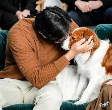 　デコピンにキスする大谷（ロサンゼルス・ドジャース提供）