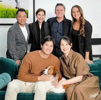 　ＭＶＰを獲得し記念撮影を行う大谷、デコピン、真美子夫人、後列は代理人事務所スタッフ（ロサンゼルス・ドジャース提供）