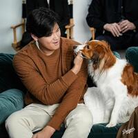 　ＭＶＰに満票で選ばれ喜ぶ大谷（右はデコピン）（ロサンゼルス・ドジャース提供）