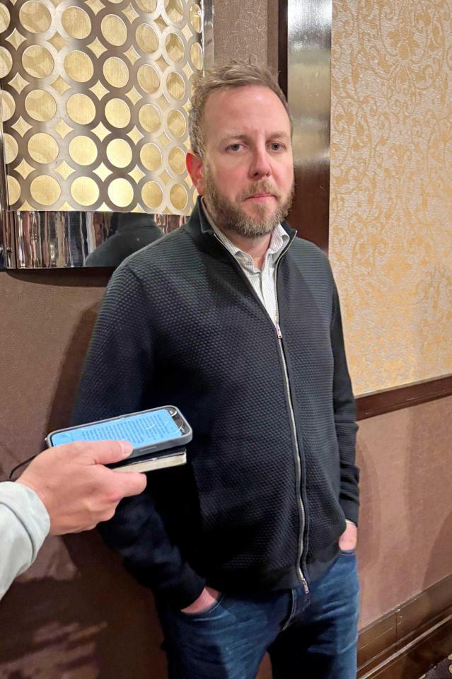 　取材に応じるマリナーズのホランダーＧＭ（共同）