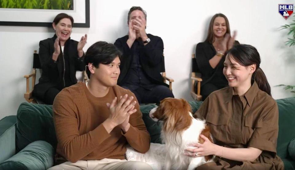 　米大リーグ、ナショナル・リーグのＭＶＰに満票で選ばれ、ＭＬＢネットワークの番組で喜ぶドジャースの大谷翔平。右は妻真美子さん