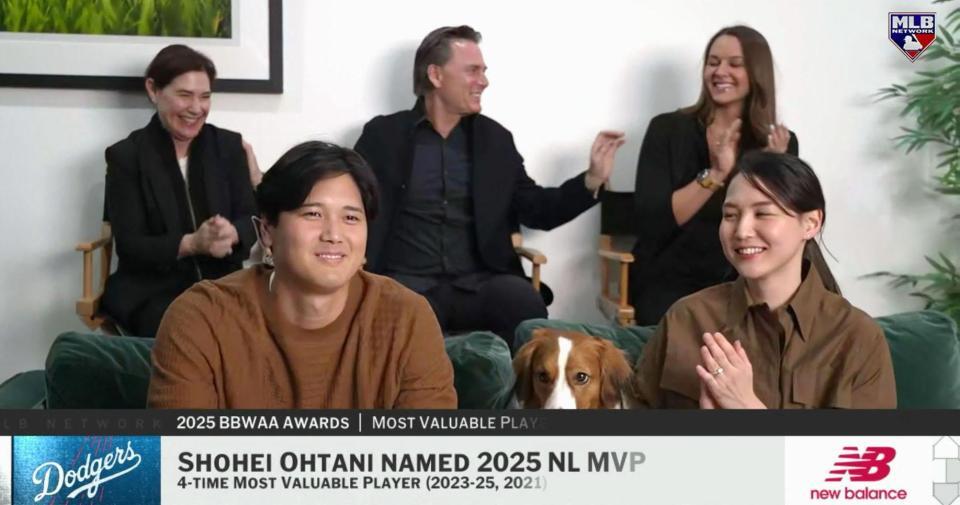 　米大リーグ、ナショナル・リーグのＭＶＰに満票で選ばれ、ＭＬＢネットワークの番組で笑顔を見せるドジャースの大谷翔平。右は妻真美子さん