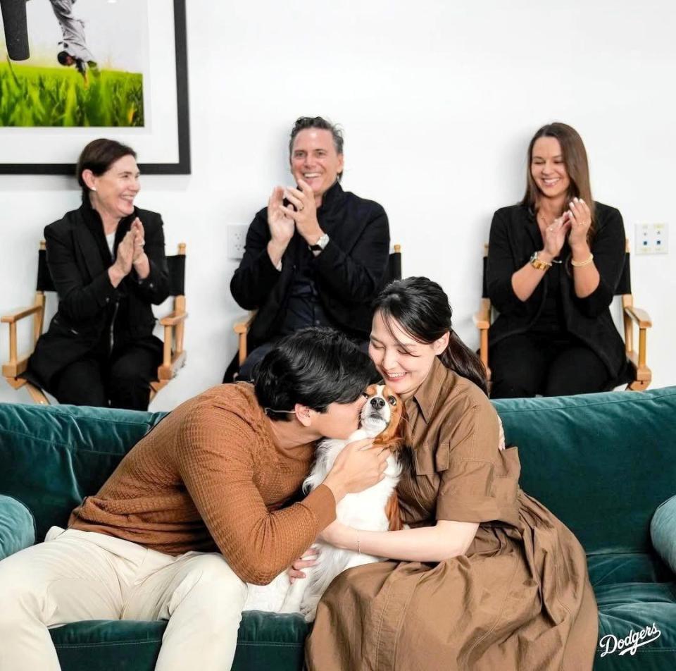 　ＭＶＰ決定直後、デコピンにキスする大谷（ロサンゼルス・ドジャース提供）