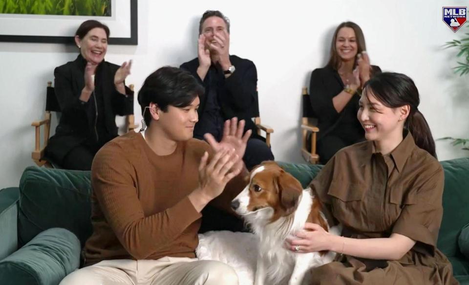 　米大リーグ、ナショナル・リーグのＭＶＰに満票で選ばれ、ＭＬＢネットワークの番組で喜ぶドジャースの大谷翔平。右は妻真美子さん＝13日