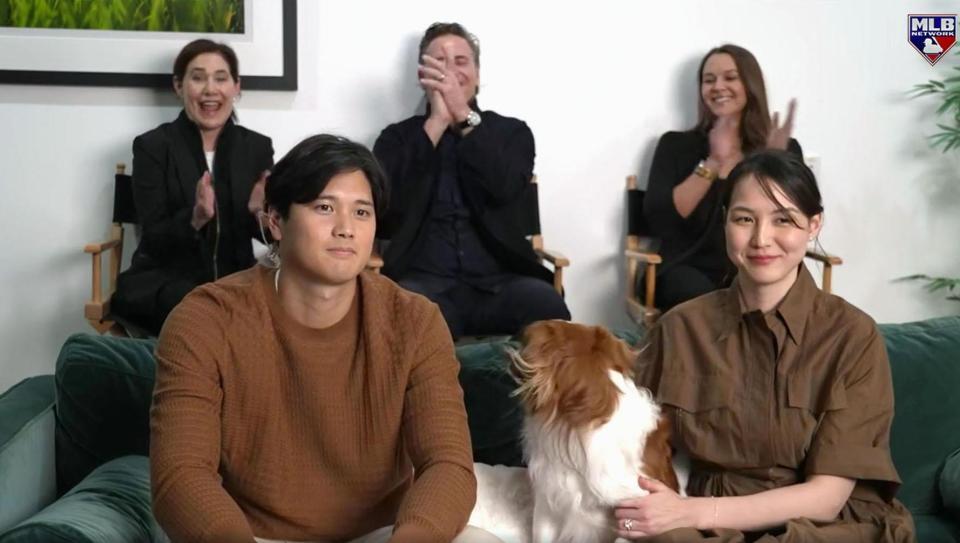 　米大リーグ、ナショナル・リーグのＭＶＰに満票で選ばれ、ＭＬＢネットワークの番組に出演したドジャースの大谷翔平。右は妻真美子さん＝13日