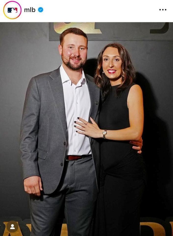 ＭＬＢ公式インスタグラム（ｍｌｂ）よりカル・ローリー夫妻