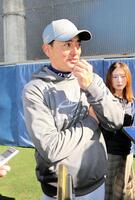 　ドジャース・大谷のＭＶＰ受賞を受け、取材に答える花巻東・佐々木監督