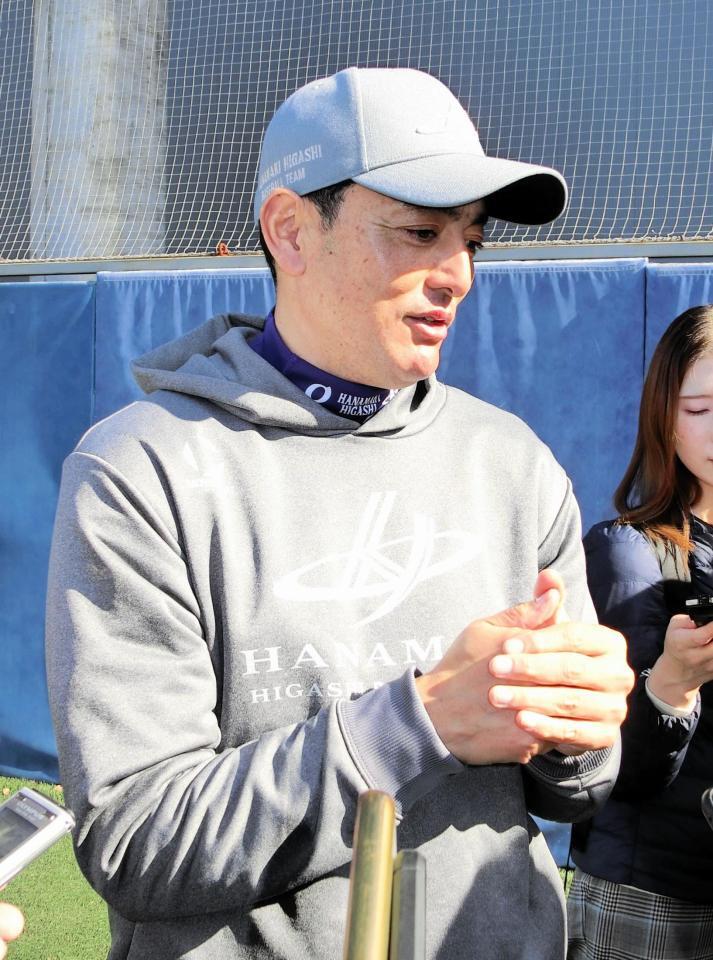 　ドジャース・大谷のＭＶＰ受賞を受け、取材に答える花巻東・佐々木監督