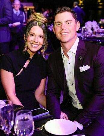 　スミスの妻・カラさんのインスタグラム（ｃａｒａｍａｒｔｉｎｅｌｌｓｍｉｔｈ）より 