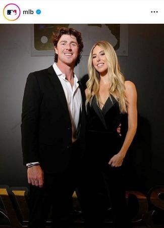 ＭＬＢ公式インスタグラム（ｍｌｂ）よりライアン・ペピオ夫妻