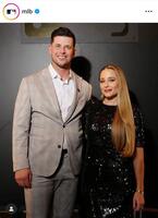 ＭＬＢ公式インスタグラム（ｍｌｂ）よりライリー・アダム夫妻