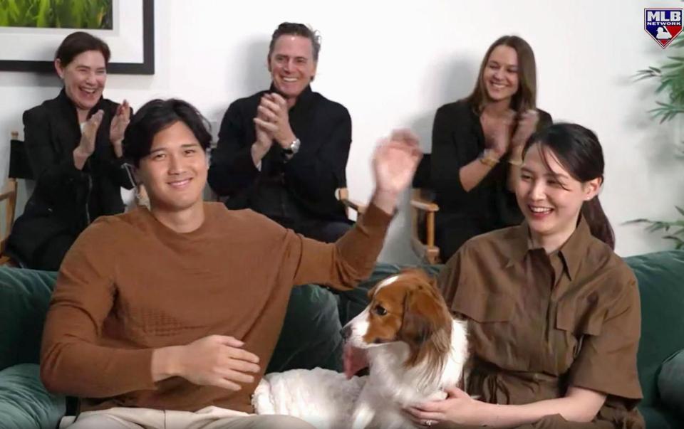 　米大リーグ、ナショナル・リーグのＭＶＰに満票で選ばれ、ＭＬＢネットワークの番組で喜ぶ大谷翔平。右は妻真美子さん＝13日