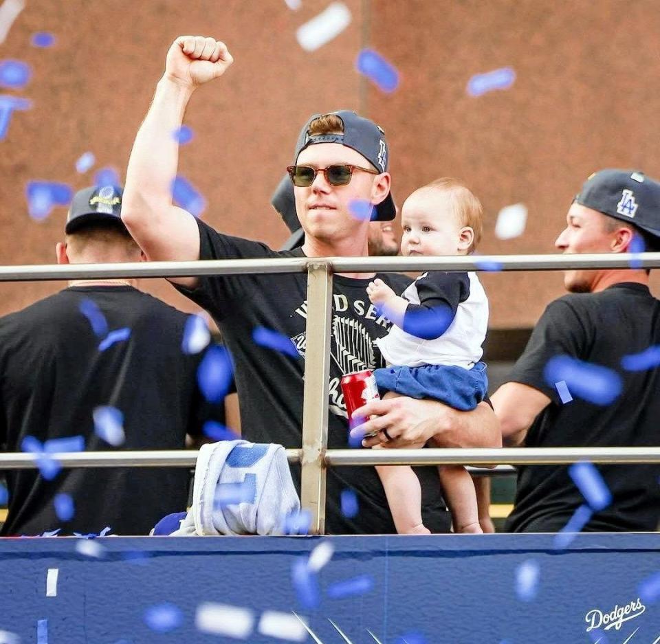 　優勝パレードに参加したスミスと次女・レイトンちゃん（ロサンゼルス・ドジャース提供）