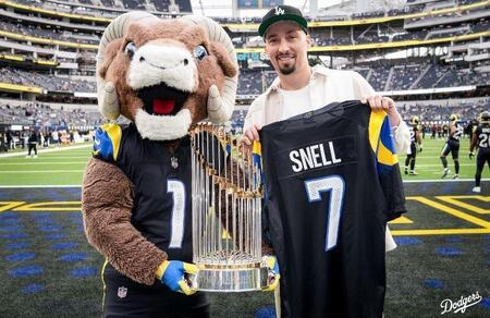 ドジャース・スネル　トロフィーとともにＮＦＬラムズの本拠地へ「ＷＳチャンピオン！！！」　レーカーズやキングスなどに続き