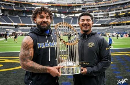 　トロフィーを手にするラムズ選手（ロサンゼルス・ドジャース提供）