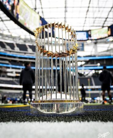 　ＳｏＦｉスタジアムに置かれたワールドシリーズトロフィー（ロサンゼルス・ドジャース提供）