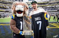 　記念撮影するドジャースのブレーク・スネル投手（ロサンゼルス・ドジャース提供）