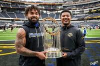 　トロフィーを手にするラムズ選手（ロサンゼルス・ドジャース提供）