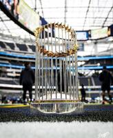 　ＳｏＦｉスタジアムに置かれたワールドシリーズトロフィー（ロサンゼルス・ドジャース提供）