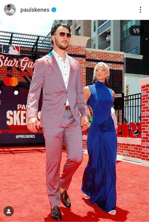 オリビア・ダンさんの誕生日を祝福したスキーンズのインスタグラム＠ｐａｕｌｓｋｅｎｅｓ（１０月２日付）より