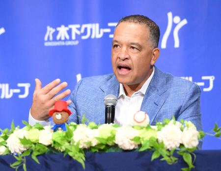 　大谷翔平らドジャース所属の日本人選手のＷＢＣ出場について語るドジャース・デーブ・ロバーツ監督（撮影・伊藤笙子）