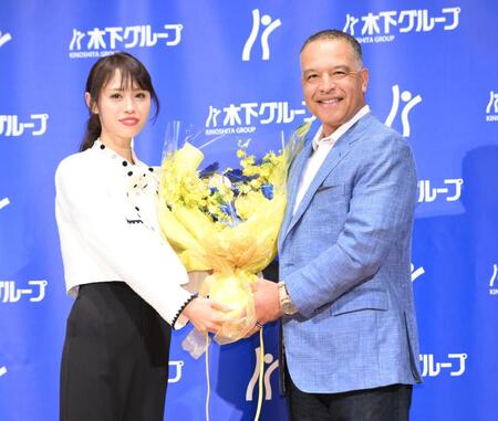 　「木下グループＣＭ第二弾制作発表会」でＷＳ連覇を祝う花束を受け取るドジャース・デーブ・ロバーツ監督（右）＝撮影・伊藤笙子