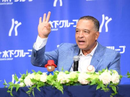 　大谷翔平らドジャース所属の日本人選手のＷＢＣ出場について語るドジャース・デーブ・ロバーツ監督（撮影・伊藤笙子）
