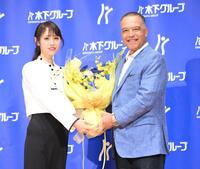　「木下グループＣＭ第二弾制作発表会」でＷＳ連覇を祝う花束を受け取るドジャース・デーブ・ロバーツ監督（右）＝撮影・伊藤笙子