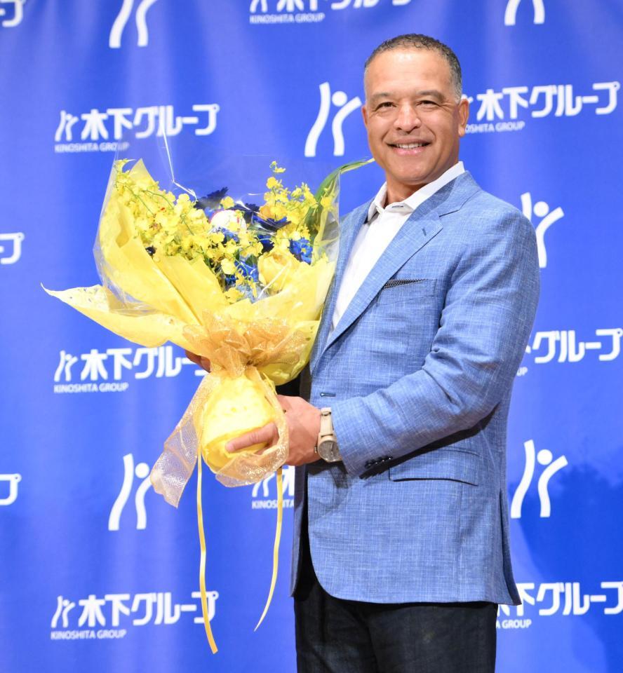 　「木下グループＣＭ第二弾制作発表会」に登場したドジャース・デーブ・ロバーツ監督（撮影・伊藤笙子）