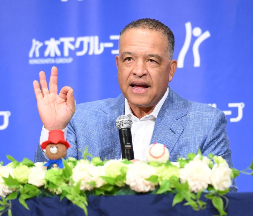 　「木下グループＣＭ第二弾制作発表会」に登場したドジャース・デーブ・ロバーツ監督（撮影・伊藤笙子）