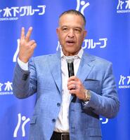 　「木下グループＣＭ第二弾制作発表会」に登場したドジャース・デーブ・ロバーツ監督（撮影・伊藤笙子）