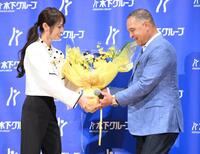 　「木下グループＣＭ第二弾制作発表会」でＷＳ連覇を祝う花束を受け取るドジャース・デーブ・ロバーツ監督（右）＝撮影・伊藤笙子