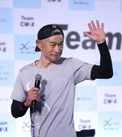 　手を振るイチロー氏（撮影・佐々木彰尚）