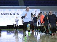 　走る姿を披露したイチロー氏（撮影・佐々木彰尚）