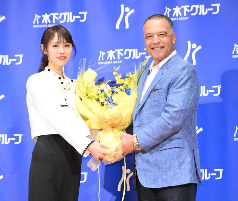 　「木下グループＣＭ第二弾制作発表会」でＷＳ連覇を祝う花束を受け取るドジャースのロバーツ監督（右）＝撮影・伊藤笙子