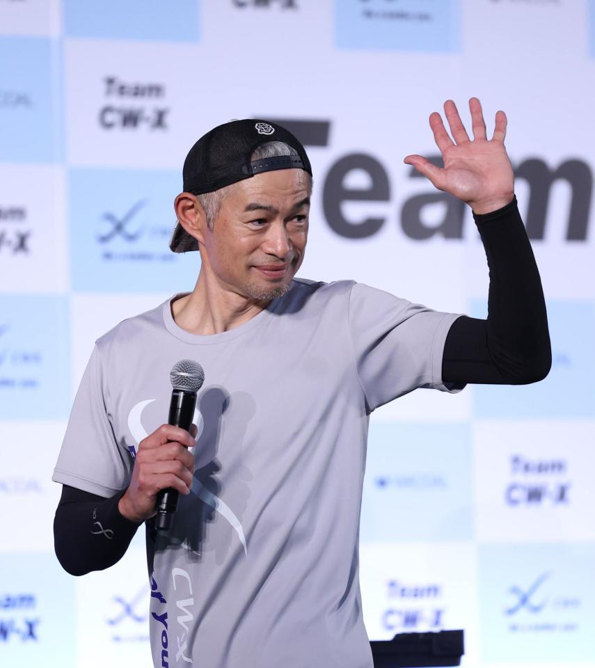 　手を振るイチロー氏（撮影・佐々木彰尚）