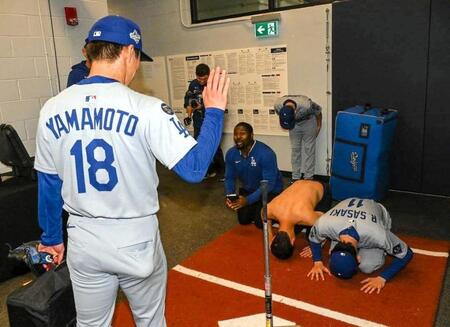 山本由伸　第２戦完投勝利の舞台裏でキケが熱い抱擁「ユー、グレートゲーム！」関係性にじむワンシーン　現地中継局が公開