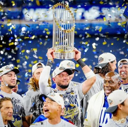 　ワールドシリーズ連覇を果たし、歓喜のドジャース。公式インスタグラム＠ｄｏｄｇｅｒｓ（１１月９日付）より