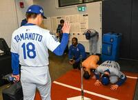 　ＷＳ第２戦で完投勝利を収め、佐々木らが山本を丁重に出迎える（ジョン・スーフー／ドジャース提供）