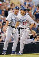 　本塁打を放ち三塁を回るドジャースの石井（ＡＰ＝共同）