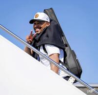 　ギターを背に遠征へ向かうベッツ（ロサンゼルス・ドジャース提供）