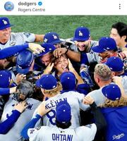 　ワールドシリーズ連覇を果たし、歓喜のドジャース。公式インスタグラム＠ｄｏｄｇｅｒｓ（１１月９日付）より