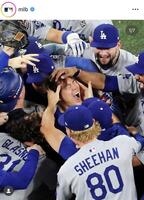 　もみくちゃで祝福される山本由伸。ＭＬＢのインスタグラム＠ｍｌｂより