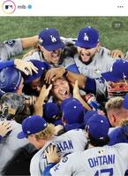 　祝福される山本由伸。キケはこの写真に「愛してます」と書き添えインスタグラムに投稿