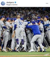 　ワールドシリーズ連覇を果たし歓喜のドジャース。ドジャースの公式インスタグラム＠ｄｏｄｇｅｒｓより